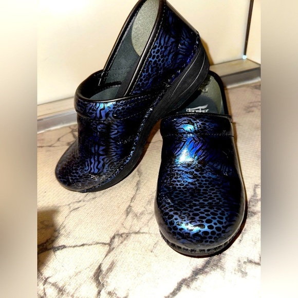 Dansko women’s blue and black pattern XP 2.0 nursing clogs 37 comfort clogs - Picture 1 of 9